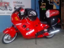 Honda CBR1000F babička,zvládla všechny kopce na Slovači